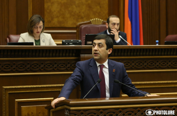 Очередной депутат от правящего блока «Мой шаг» сложил свой мандат