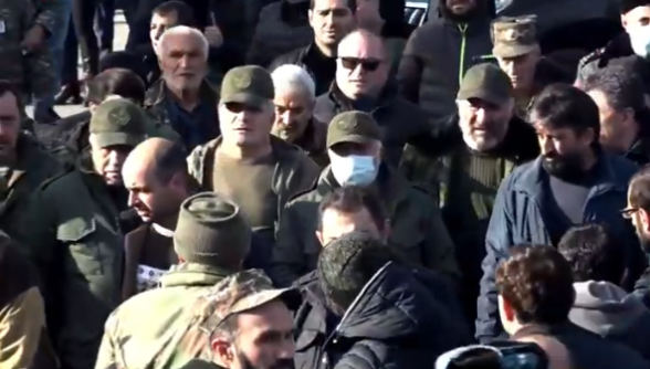 «Սասուն, դավաճան»․ քաղաքացիները Եռաբլուրում այսպես դիմավորեցին Սասուն Միքեյլյանին (տեսանյութ)