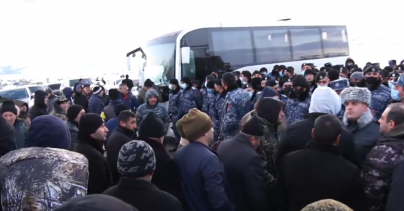 Напряженная ситуация в Сюнике: между готовящими акцию против Пашиняна гражданами и преградившими им дорогу полицейскими произошли столкновения (видео)