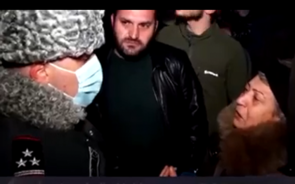 Սյունիքի ոստիկանության պետ, փալքովնըք Ալիկ Հակոբյանը զոհվածի մորը արգելեց մեկնել Երևան ԴՆԹ թեսթ հանձնելու և իր որդու դիակը ճանաչելու համար (տեսանյութ)