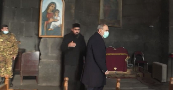 Настоятель церкви в Сисиане не пожал протянутую Николом Пашиняном руку (видео)