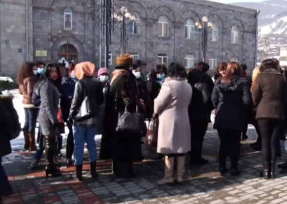 В Горисе проходит акция протеста с требованием освободить мэра города Аруша Арушаняна (прямой эфир)