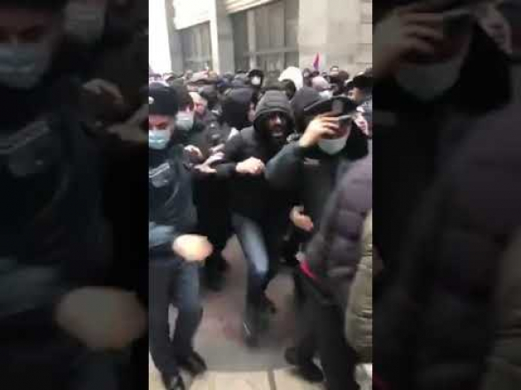 У здания Минобразования произошло столкновение между протестующими и полицейскими