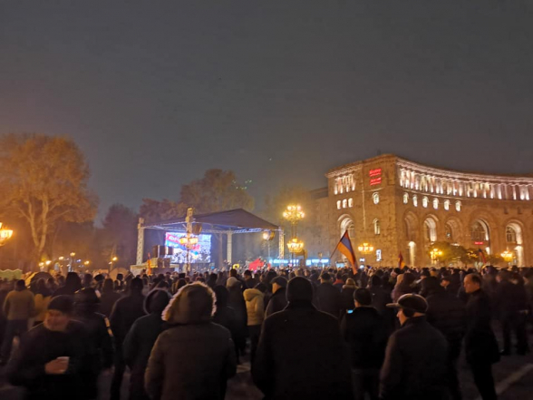 Требующие отставки граждане провели ночь на площади Республики (видео)