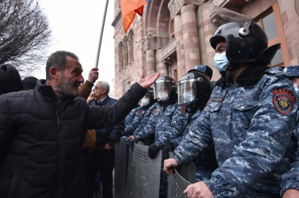 «Земля бежит из-под ног властей: окно возможностей для оппозиционеров достаточно широкое»: газета «Коммерсантъ» обратилась к протестам в Армении