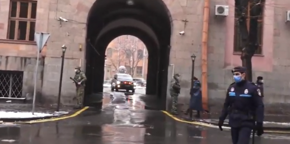 В кортеж Никола Пашиняна бросили снежки