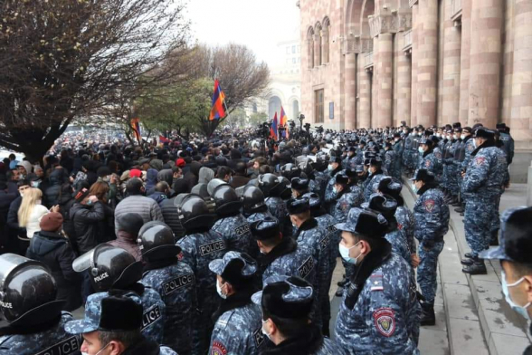 Граждане окружили здание Правительства РА (видео)