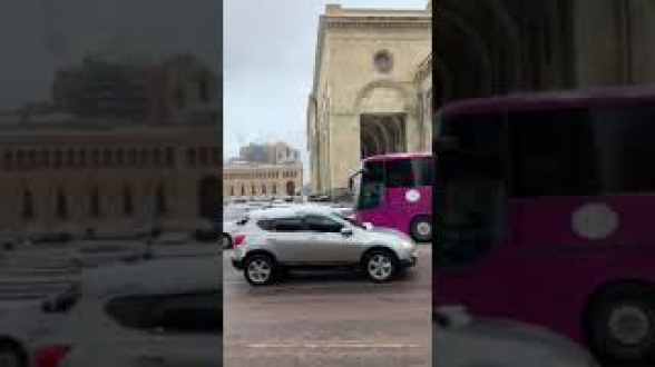 К зданию Правительства свезли 7 автобусов с полицейскими – для защиты Никола Пашиняна (видео)