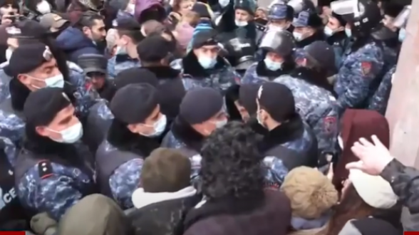 У здания Правительства произошли столкновения между протестующими и полицейскими