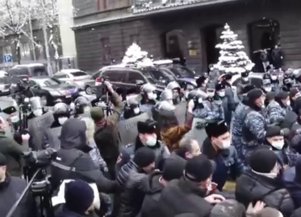 Требующие отставки Пашиняна граждане забросали его кортеж снежками (видео)