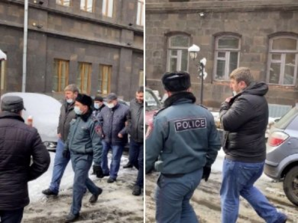 У здания Правительства подвергли приводу Зинавора Мегряна и Игоря Хачатурова (видео)