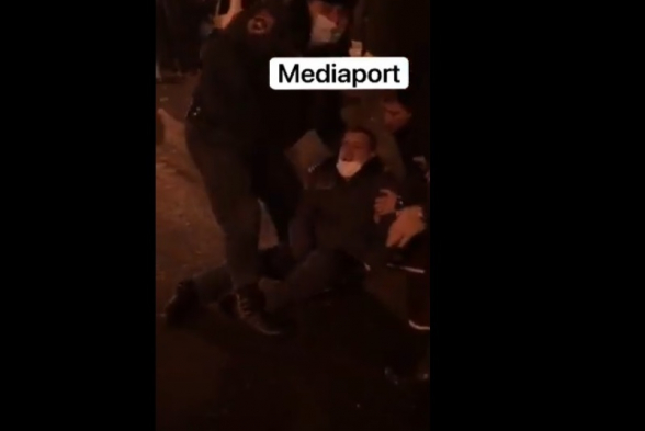 В ходе столкновений с демонстрантами полицейский поскользнулся и сломал ногу