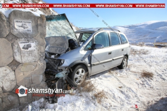 Կոտայքի մարզում 56-ամյա վարորդը Opel Zafira-ով բախվել է բետոնե հենապատին․ կան վիրավորներ
