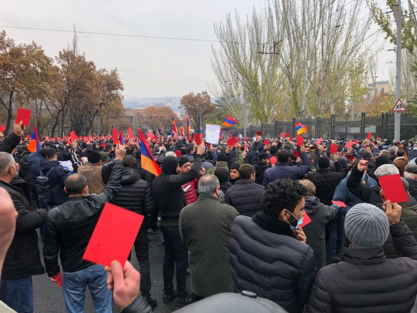 Акция протеста перед зданием парламента Армении (видео)