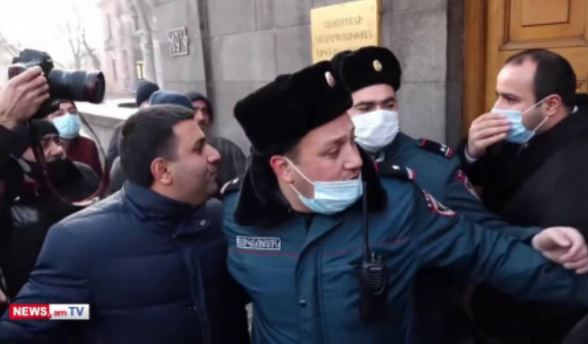 «Держите бутылку»: демонстранты встретили Айка Саркисяна у здания НС (видео)