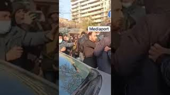 Депутат от «Моего шага» Сисак Габриелян напал на участников мирной акции протеста (видео 18+)