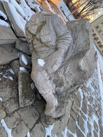 Враг осквернил и обезглавил памятник Вазгену Саркисяну в Шуши
