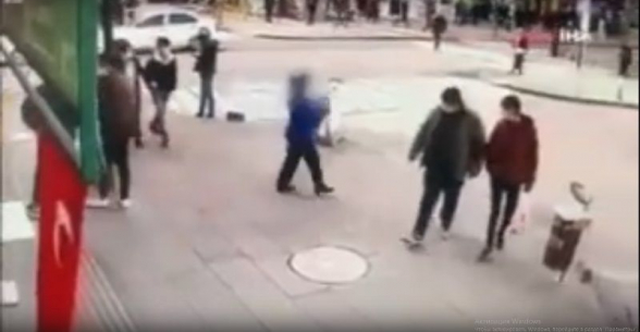 В Турции женщина сорвала азербайджанский флаг (видео)