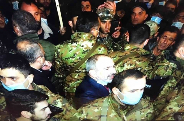 Выполняющие до сих пор приказы никола невестькто, вы понимаете, что если ваш шеф стал мировым чмо, то вы вообще…   