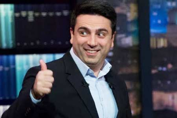 Ալեն Սիմոնյանն այս պահին «Յասաման» ռեստորանում շատ բարձր տրամադրությամբ երեկոն է վայելում