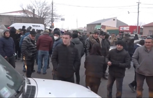 Քաղաքացիները հավաքվել էին «Զվարթնոց»-ում՝ արգելելու Նիկոլ Փաշինյանին մեկնել Մոսկվա (տեսանյութ)