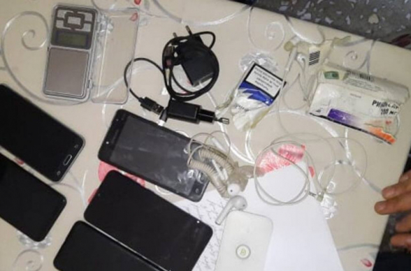 «Արմավիր» ՔԿՀ-ի խցերից մեկի պատի մեջ փորված թաքստոցից հայտնաբերվել է մարիխուանային նմանվող, խոշոր չափի դեղնականաչ զանգված, 5 բջջային հեռախոս, 1 wi-fi սարք, 2 ականջակալ և  բջջայինի 5 լիցքավորիչ (լուսանկար)