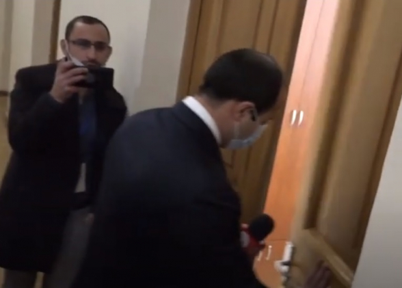 «Շիշ բռնողը» լրագրողի հետ զրուցելիս իրեն պահում է փողոցայինի պես․ միջադեպ՝ ԱԺ-ում (տեսանյութ)