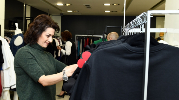 Մինչ հազարավոր ծնողներ սգում են՝ Աննա Հակոբյանը դստրերի հետ շրջում է Մոսկվայի թանկարժեք խանութներում