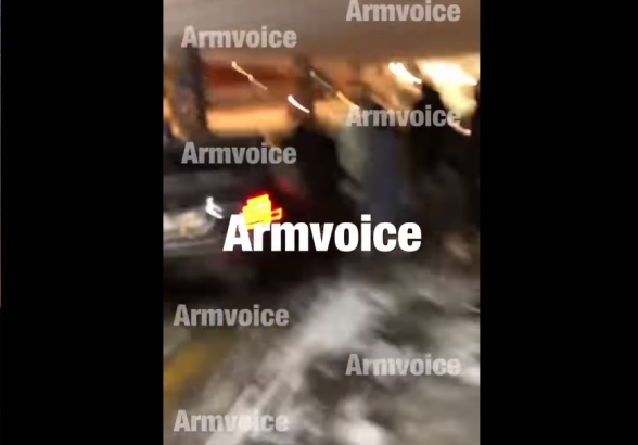 Տեսանյութ, թե ինչպես է Աննա Հակոբյանի թիկնապահը ծեծում հայ բլոգերին