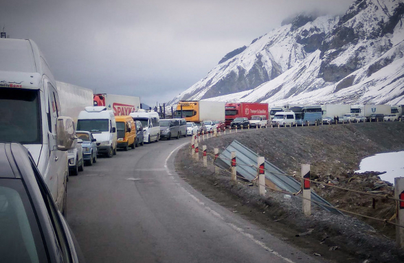 Автодорога Степанцминда-Ларс все еще закрыта: на российской стороне скопилось около 340 грузовых автомобилей
