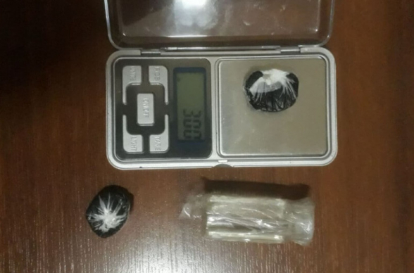 «Արմավիր» ՔԿՀ-ի կալանավորի մոտ հայտնաբերվել է ափիոն տեսակի թմրամիջոցին նմանվող փաթեթներ և ապակյա սրվակ՝ լցված անհիդրիդ հիշեցնող թափանցիկ լուծույթով (լուսանկար)