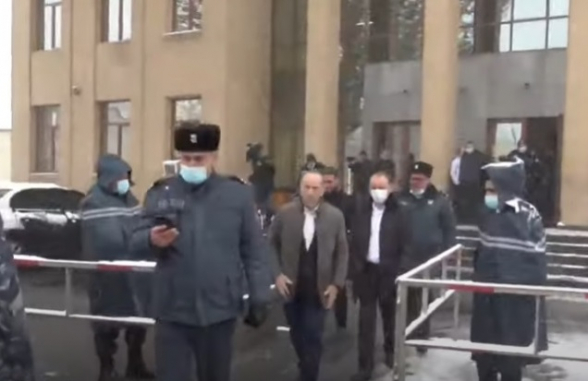 Ռոբերտ Քոչարյանը մոտեցավ իր աջակիցներին. նրան դիմավորեցին «Քոչարյան, հերոս» վանկարկումներով (տեսանյութ)