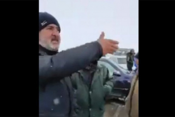 Գեղարքունիքից բերված ցուցարարները շփոթել են օրերն ու այսօր են փակել Սյունիքի ճանապարհը՝ իբր «արգելելով» Վազգեն Մանուկյանի մուտքը մարզ