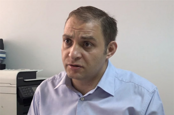 Յուրի Խաչատուրովի պաշտպանը Նիկոլ Փաշինյանին անվանեց «գերագույն գլխավոր խաբեբա». դատավորը թույլ չտվեց՝ խոսքը շարունակի (տեսանյութ)