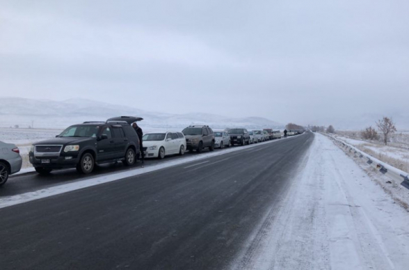 Երևան-Մեղրի ճանապարհին մերկասառույցի պատճառով արգելափակվել է մոտ 100 ավտոմեքենա, 12-ը բախվել են իրար, ևս մեկը մոտ 30 մ սահել է ձորը