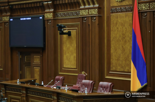ԱԺ նիստը 20 րոպեով ընդմիջվել է. «Իմ քայլից» որոշ պատգամավորները խցանումների պատճառով չեն հասել խորհրդարան