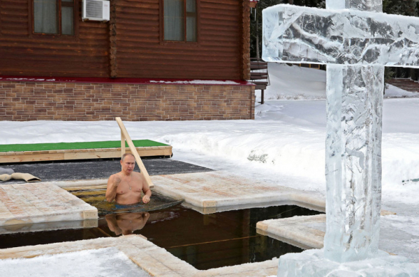 Путин окунулся в прорубь на Крещение