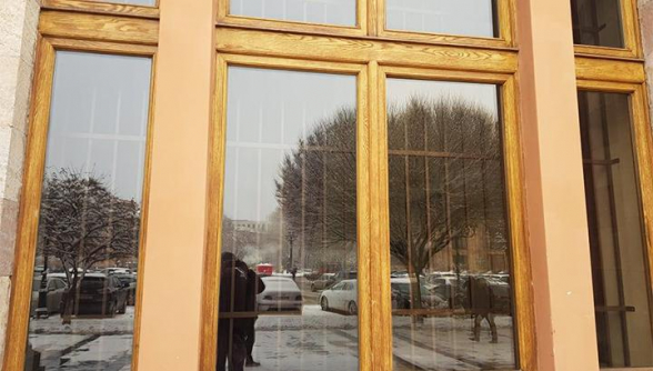 8.000 դոլար՝ Փաշինյանին առայժմ փրկող ճաղավանդակների համար (լուսանկար)