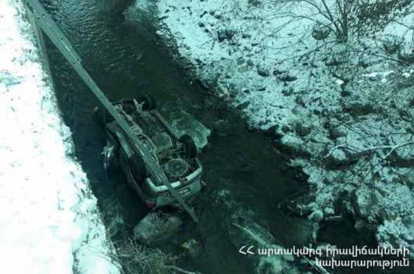 Հաղարծինում «Hyundai Santa Fe» ավտոմեքենան դուրս է եկել երթևեկելի հատվածից, մոտ 6 մ սահել դեպի ձորը և գլխիվայր շրջված ընկել «Աղստև» գետը․ կա զոհ