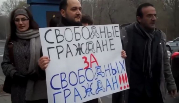 Ժամանակին սրանք Նավալնու համար ցույցեր էին անում Ռուսաստանի դեսպանատան դիմաց (տեսանյութ)