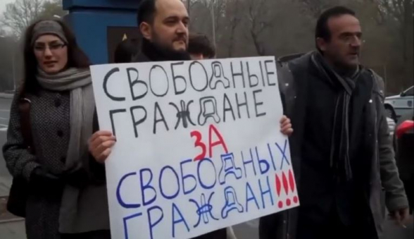 Ժամանակին սրանք Նավալնու համար ցույցեր էին անում Ռուսաստանի դեսպանատան դիմաց (տեսանյութ)