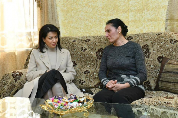 Սրա դեմքին նայեք, պալտոյին, ֆենած մազերին ու դոշի պլպլան բռոշին նայեք