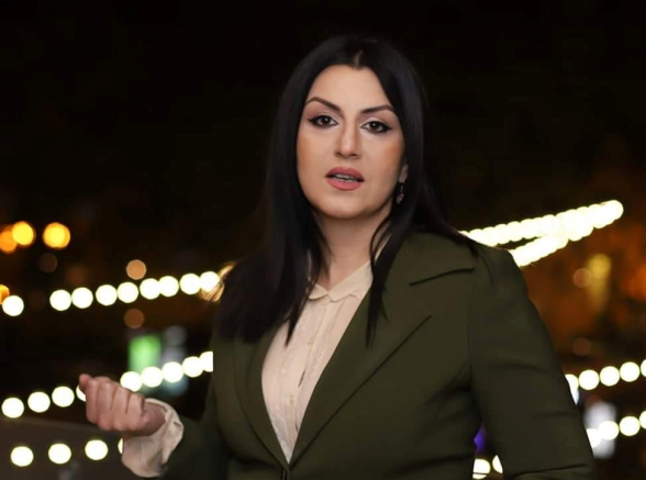 Տիկին Էռատոն՝ իր երեք դուստրերի հետ, խլեց իմ երեկոն․ այդ տիկինը շարունակում է կայֆեր-կայծերը