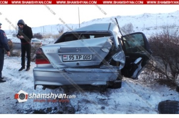 Կոտայքի մարզում «Բեկոն» մսամթերքների արտադրամասի մոտ բախվել են 2 Mercedes-ները, որից հետո Nissan-ը բախվել է վթարված Mercedes-ներից մեկին․ կան վիրավորներ