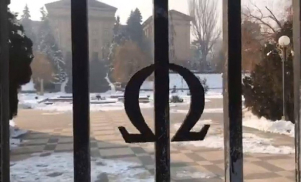 ՎԵՏՕ շարժման անդամներն Արարատ Միրզոյանի գործակալական ծածկանունը՝ «օմեգա» տառը փակցրել են ԱԺ ճաղավանդակներին (տեսանյութ)