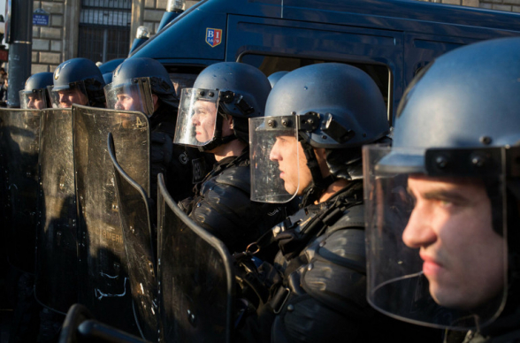 Ֆրանսիայում մոտ 30 ոստիկան, խախտելով կարանտինային կանոնները, առանց դիմակների «Մակարենա» է պարել (տեսանյութ)