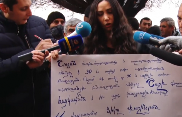 Журналист перед зданием Правительства РА требует от Пашиняна ответить на свой вопрос о Шуши (видео)