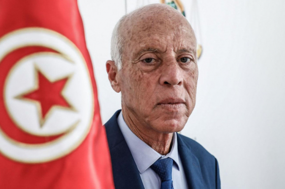 Թունիսի նախագահին կասկածելի փոշով ծրար են ուղարկել, որը բացած աշխատակիցը տեսողության կարճատև կորուստ է ունեցել