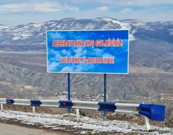 Միջհամայնքային ճանապարհին ադրբեջանցի զինվորականները տեղադրել են «Բարի գալուստ Ադրբեջան» գրառումով ցուցանակ. ՄԻՊ