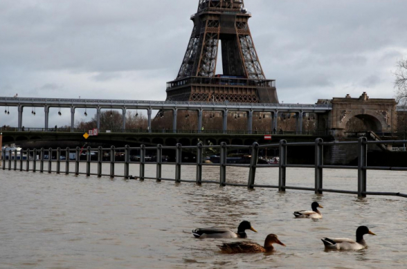 В Париже наводнение: Сена вышла из берегов (фото)